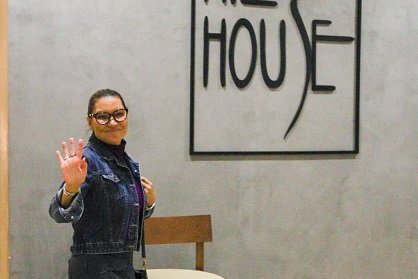 A primeira-dama Janja aparece acompanhada de equipe caminhando pelo Casa Park a procura de móveis, prestes a se mudar para o Palácio do Alvorada. Ela sorri e acena dentro de loja - Metrópoles