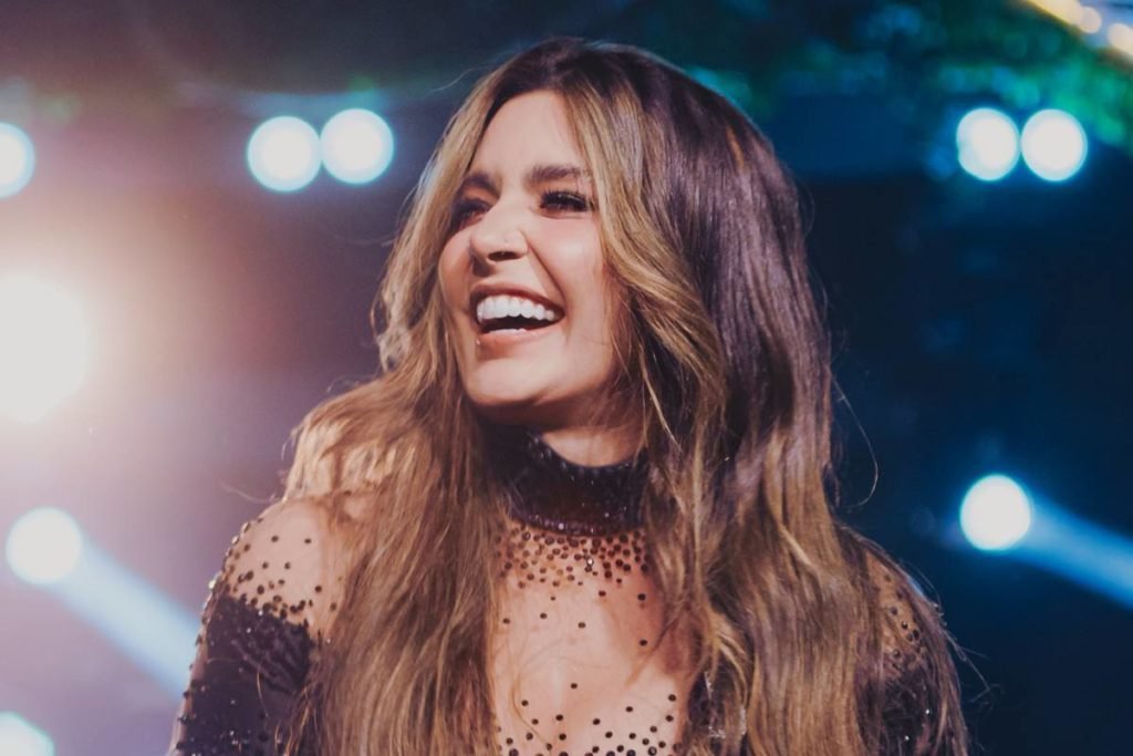 Lauana Prado sorrindo em palco - metrópoles