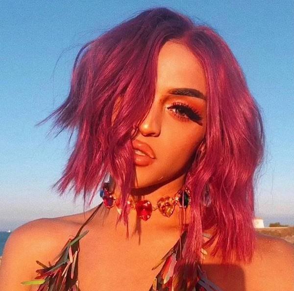 Cantora Pabllo Vittar em foto selfie com cabelo rosa usa colar da marca Pakera Pakera - Metrópoles
