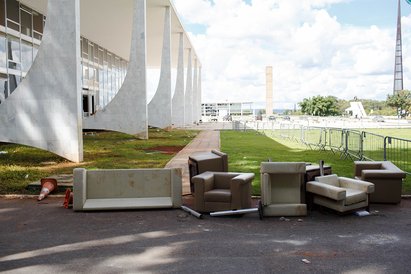 Relatório do IPHAN vistoria patrimônio destruído e vandalizado por atos terroristas na Esplanada. Na imagem, estofado jogado no chão da lateral do STF - Metrópoles