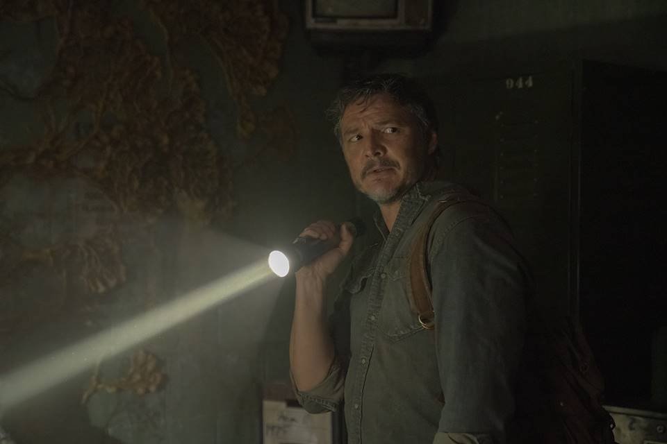Homem segurando uma lanterna em The Last of Us