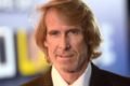 Michael Bay posa para fotos. Ele tem cabelo grande e loiro - Metrópoles