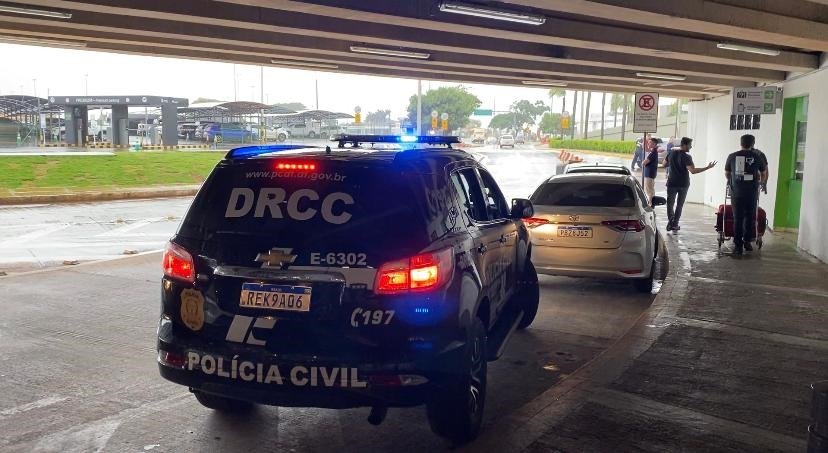 Viatura da Polícia Civil espera em estacionamento do Aeroporto de Brasília