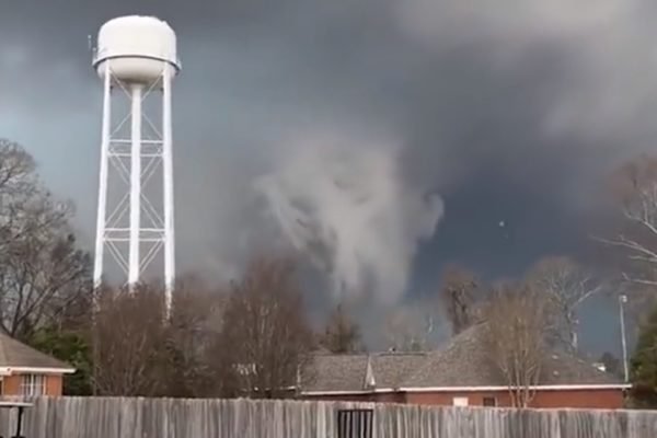Um tornado atingiu a região sul dos Estados Unidos deixando um rastro de mortos e destruição - Metrópoles