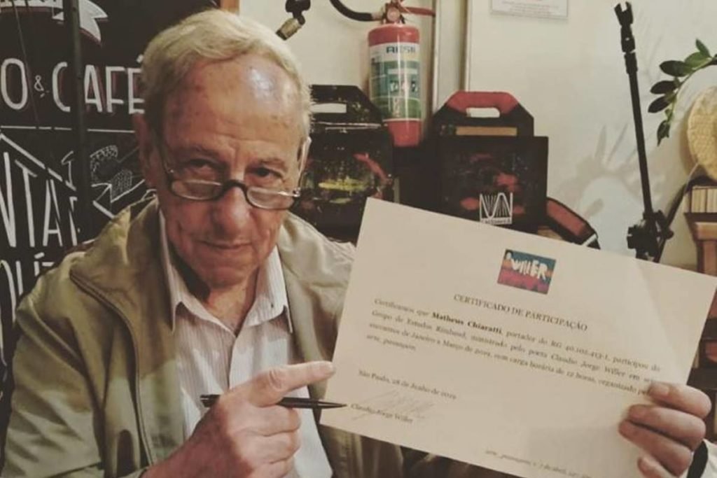 homem idoso de óculos aponta para folha - metrópoles
