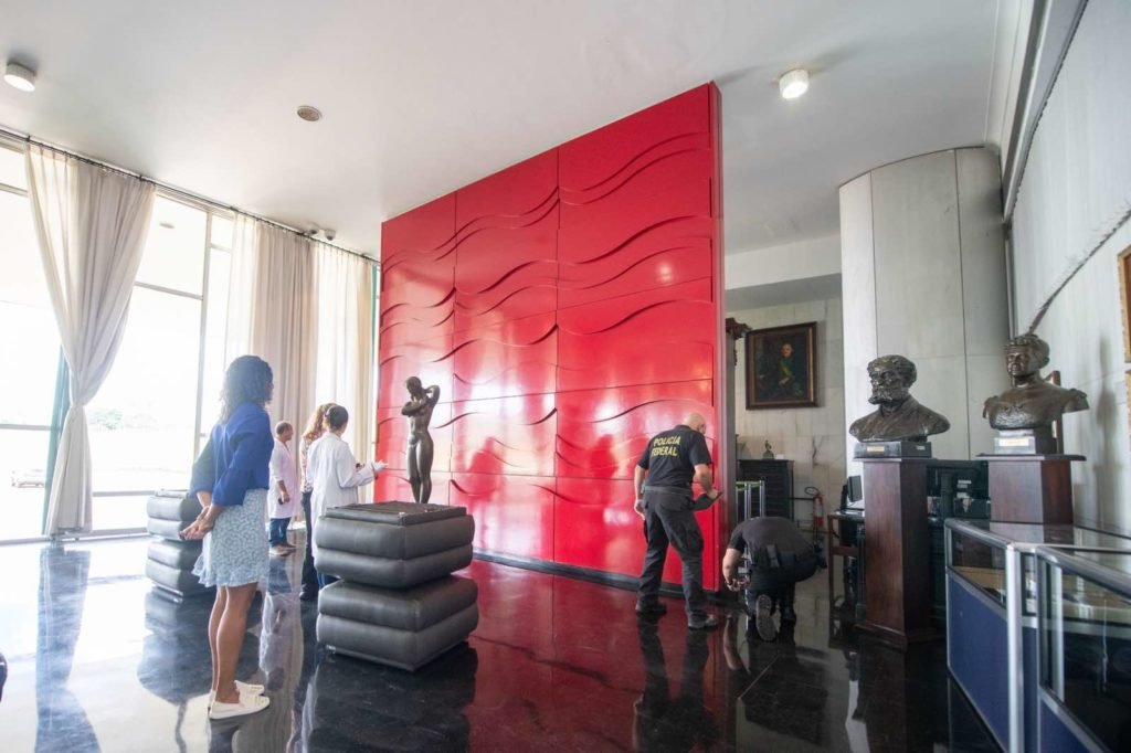 imagem colorida PF avalia possíveis danos em mural de Athos Bulcão