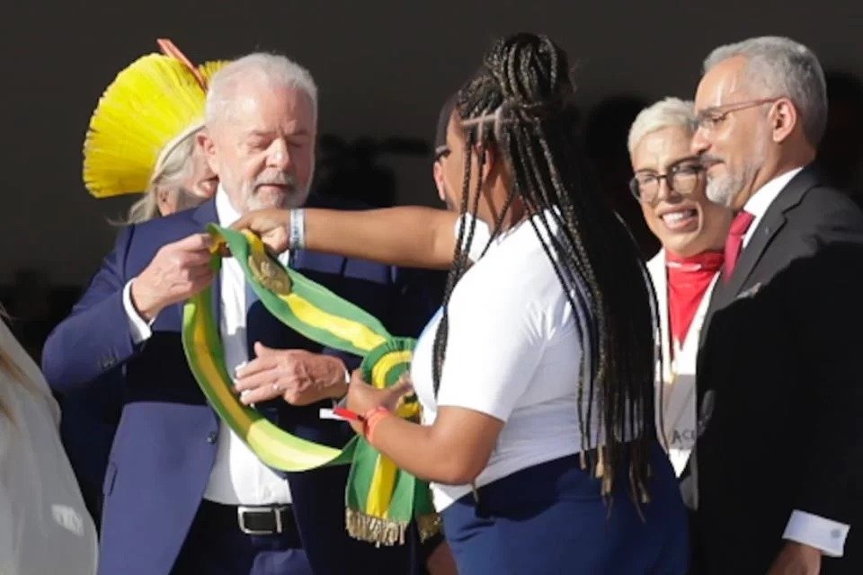 Aline Sousa coloca faixa em Lula