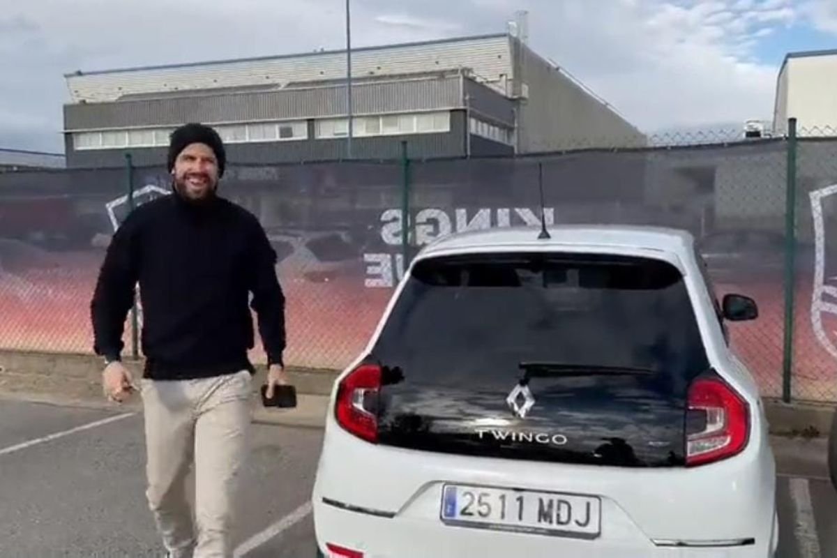 Pique provokes Shakira again and drives Twingo to an event