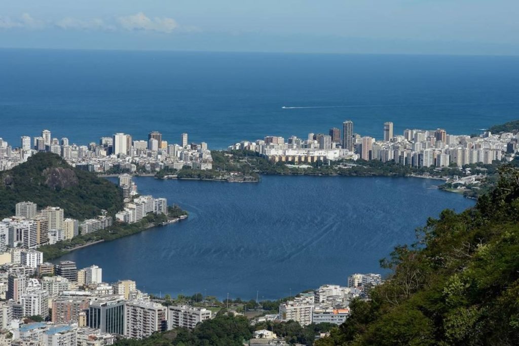 foto de lagoa com prédios e vegetação ao redor - metrópoles