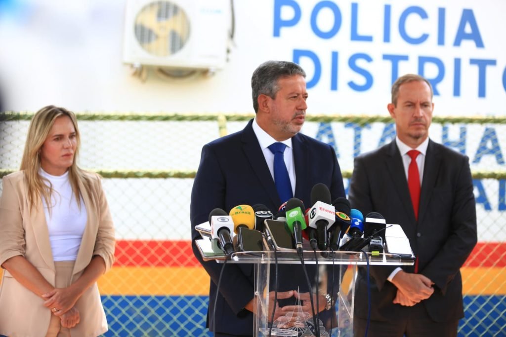 A governadora em exercício, Celina Leão; o interventor, Ricardo Cappelli e o presidente da Câmara dos Deputados, Arthur Lira falam com a imprensa após visita e anúncio de reformas no 6⁰ Batalhão da PM, próximo à Esplanada. No detalhe, Lira fala diante de púlpito - Metrópoles