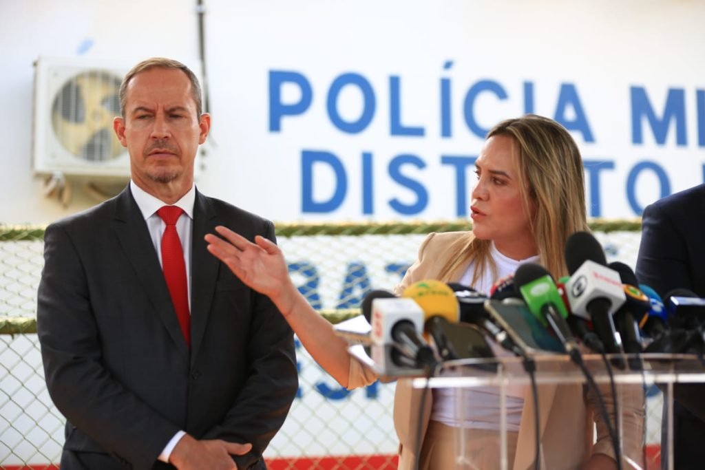 A governadora em exercício, Celina Leão; o interventor, Ricardo Cappelli e o presidente da Câmara dos Deputados, Arthur Lira falam com a imprensa após visita e anúncio de reformas no 6⁰ Batalhão da PM, próximo à Esplanada. No detalhe, Celina gesticula enquanto fala diante de púlpito - Metrópoles