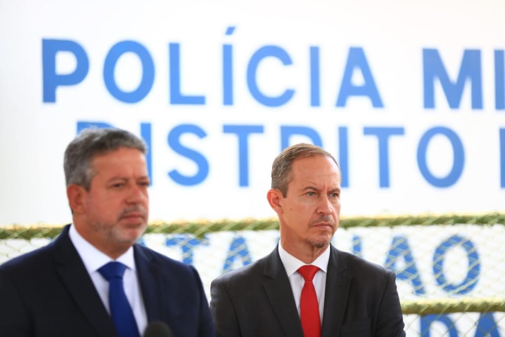 A governadora em exercício, Celina Leão; o interventor, Ricardo Cappelli e o presidente da Câmara dos Deputados, Arthur Lira falam com a imprensa após visita e anúncio de reformas no 6⁰ Batalhão da PM, próximo à Esplanada. No detalhe, Lira fala diante de púlpito - Metrópoles