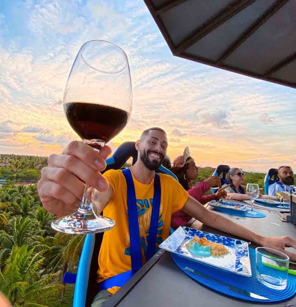 Na foto, um homem em um restaurante suspenso de Porto de Galinhas - Metrópoles