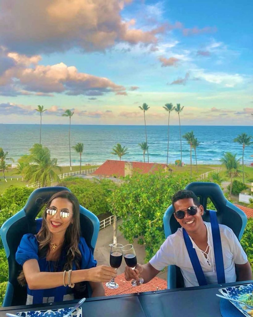 Na foto, um homem e uma mulher em um restaurante suspenso de Porto de Galinhas - Metrópoles