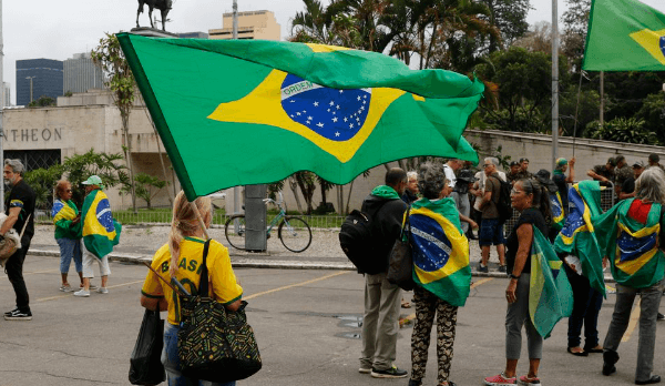 Acampamento bolsonarista no Rio de Janeiro em frente a quartel. Eles balançam bandeiras do Brasil - Metrópoles