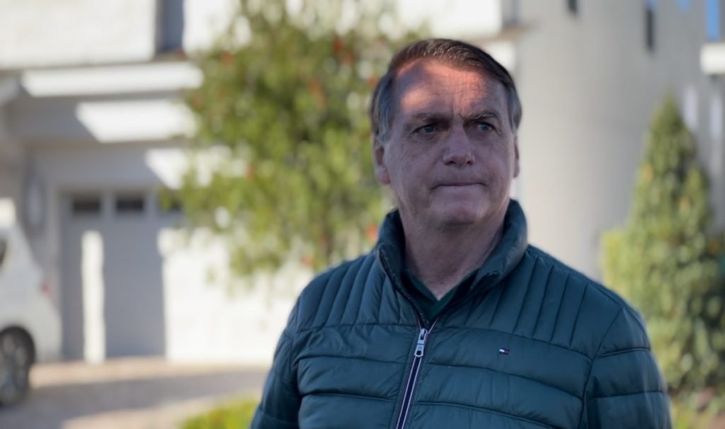 O ex-presidente Bolsonaro do lado de fora de casa em que passa as férias com a família em Orlando, EUA. Ele fala com apoiadores - Metrópoles