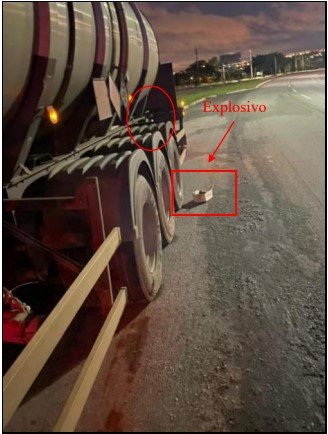 lateral de caminhão com caixa no chão e seta vermelha em destaque