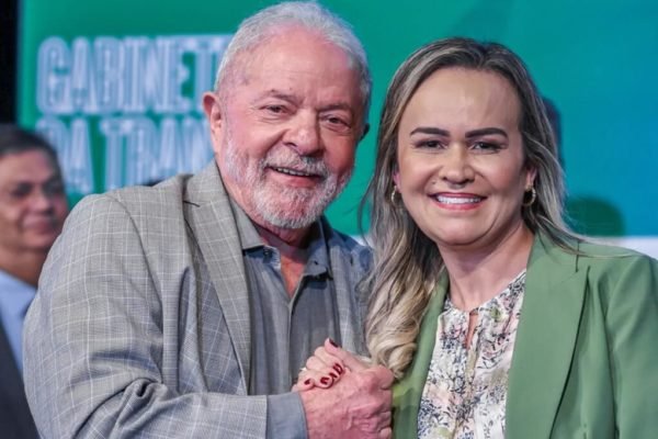 Daniela do Waguinho, ministra do Turismo, cumprimenta o presidente Lula durante cerimônia em Brasília