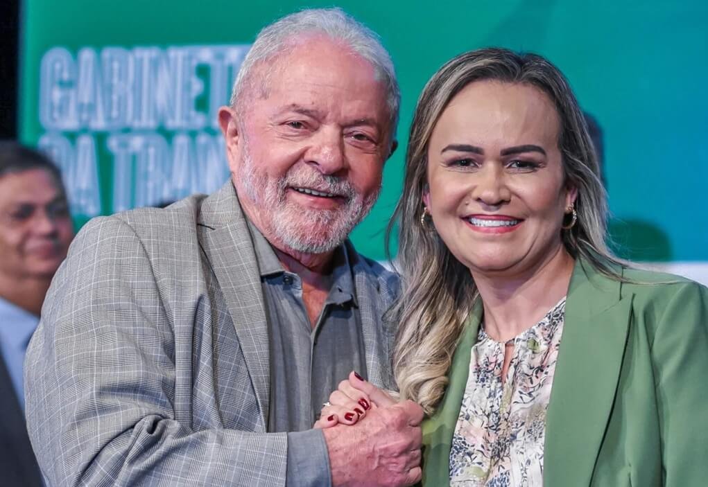 Daniela do Waguinho, ministra do Turismo, cumprimenta o presidente Lula durante cerimônia em Brasília