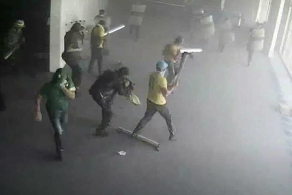 Imagem colorida mostra golpistas que atacam policiais legislativos com barras de ferro no Senado Federal - Metrópoles