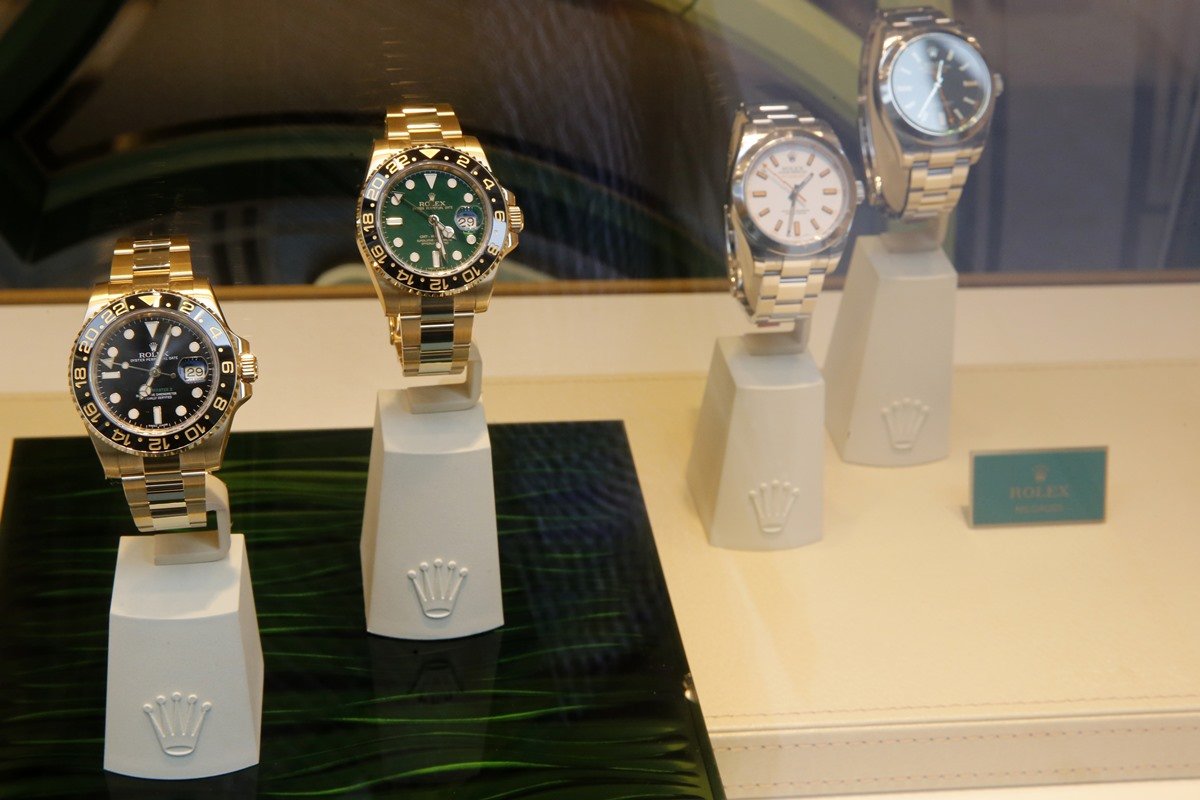 Quatro relógios de ouro da marca Rolex expostos em uma vitrine. - Metrópoles