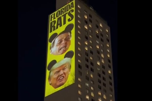 Projeção exibida em lateral de prédio na Florida mostra montagem com os rostos dos ex-presidentes Bolsonaro (Brasil) e Trump (EUA) com orelhas de rato, escrito acima "Florida Rats" - Metrópoles
