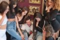 Foto colorida de um homem de camisa branca rodeado por seis mulheres (três a esquerda e três a direita) - Metrópoles