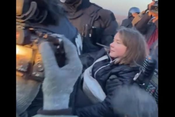 A ativista ambiental Greta Thunberg é presa por policiais alemães por protestar em mina de carvão - Metrópoles