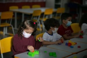 Crianças brincam em sala de aula com blocos de montar - Metrópoles