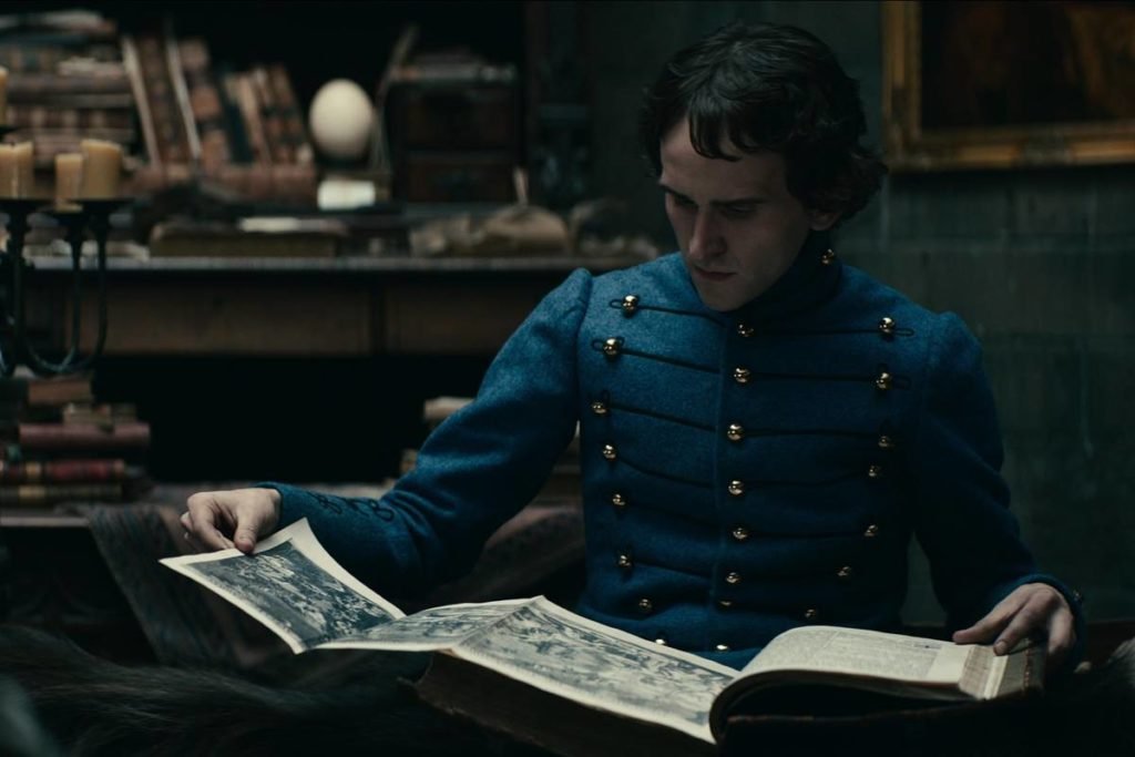 soldado com roupa de época olhando livro - metrópoles