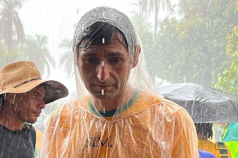 O empresário Tomé Abduch, eleito deputado estadual em São Paulo, chora durante manifestação bolsonarista na chuva