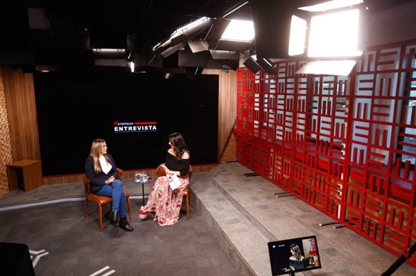Foto colorida de Celina Leão, governadora em exercício do DF, e Lilian Tahan, jornalista e CEO do Grupo Metrópoles, em entrevista no estúdio do Metrópoles