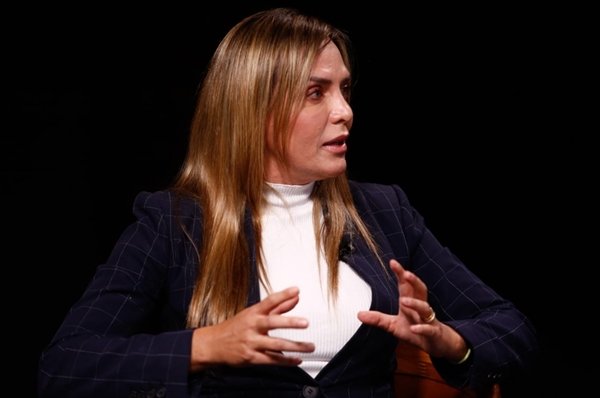 Foto colorida de Celina Leão, em entrevista no estúdio do Metrópoles como governadora em exercício do DF