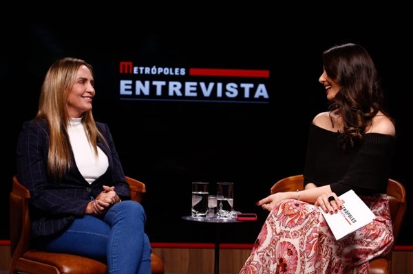 Foto colorida de Celina Leão, governadora em exercício do DF, e Lilian Tahan, jornalista e CEO do Grupo Metrópoles, em entrevista no estúdio do Metrópoles