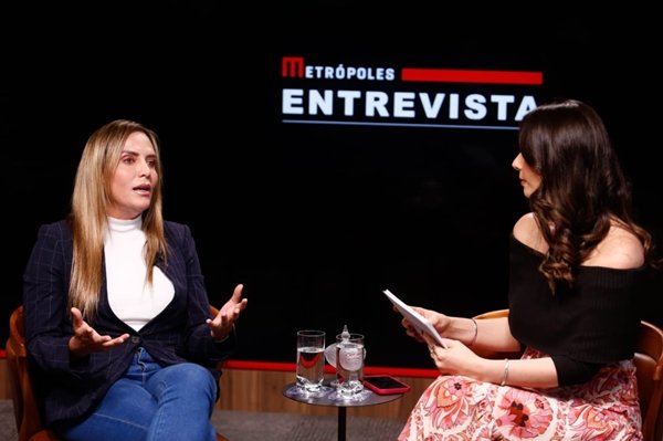 Foto colorida de Celina Leão, governadora em exercício do DF, e Lilian Tahan, jornalista e CEO do Grupo Metrópoles, em entrevista no estúdio do Metrópoles