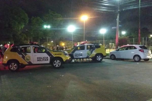 Foto colorida de viaturas da PM após perseguição contra suspeitos no Paraná - Metrópoles