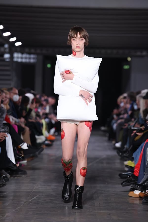 Na imagem com cor, modelo desfila durante a Semana de Moda Masculina de Milão - Metrópoles