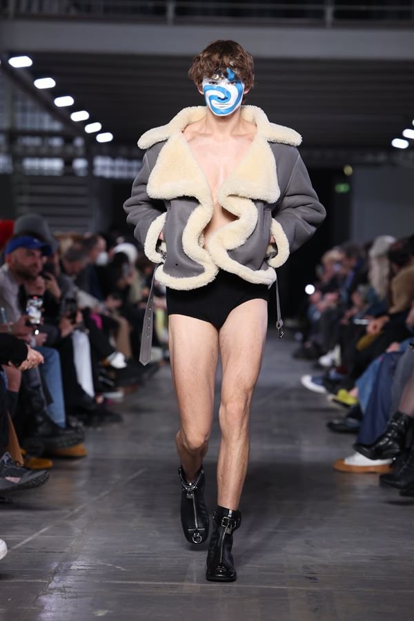 Na imagem com cor, modelo desfila durante a Semana de Moda Masculina de Milão - Metrópoles