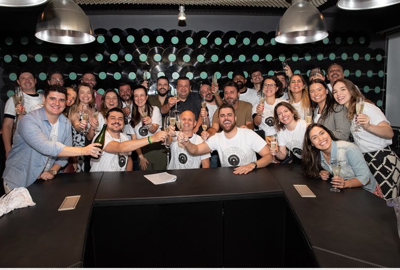 Zé Neto & Cristiano na sede da Som Livre, no Rio de Janeiro, com o Presidente da gravadora, Marcelo Soares, e equipe - Crédito André Rola