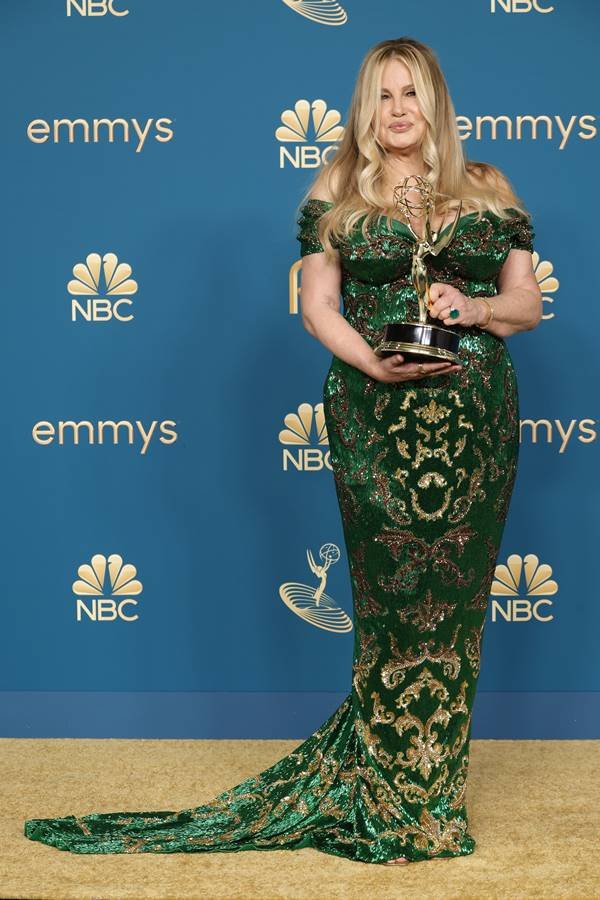 Com vestido verde, Jennifer Coolidge no Emmy Awards 2022 - Metrópoles