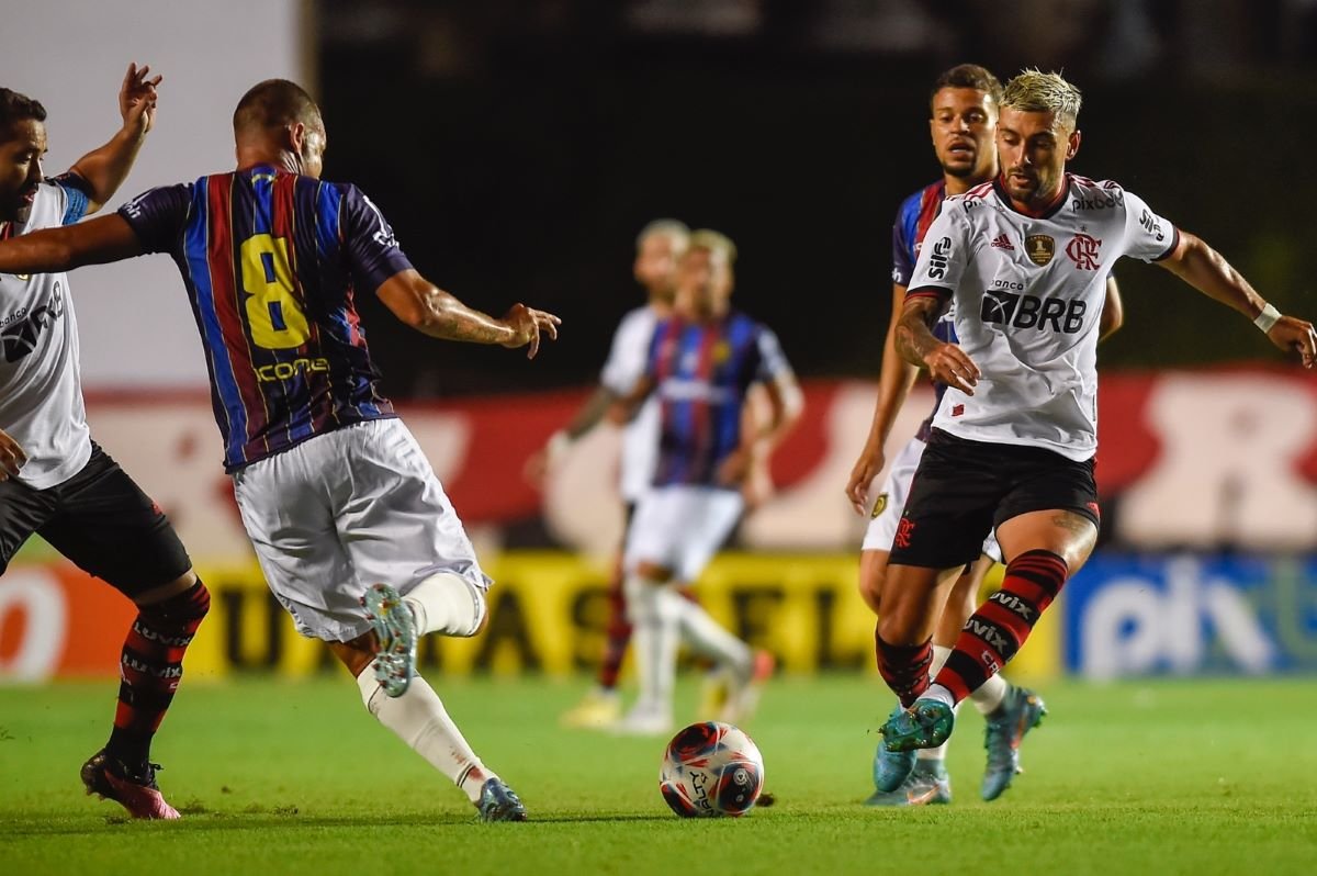 Flamengo empata com Fluminense e se afasta dos líderes do