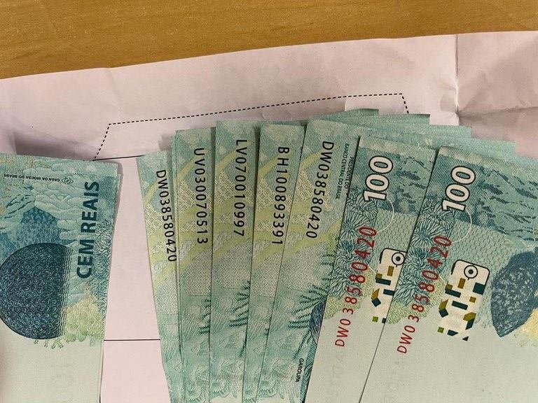 imagem colorida de notas de R$ 100 falsas - Metrópoles