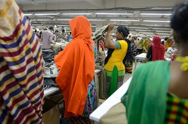 Mulheres trabalhando em confecção de moda - Metrópoles