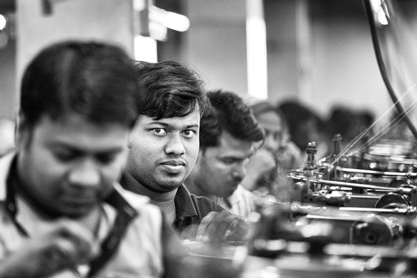 Homens trabalhando em confecção têxtil - Metrópoles