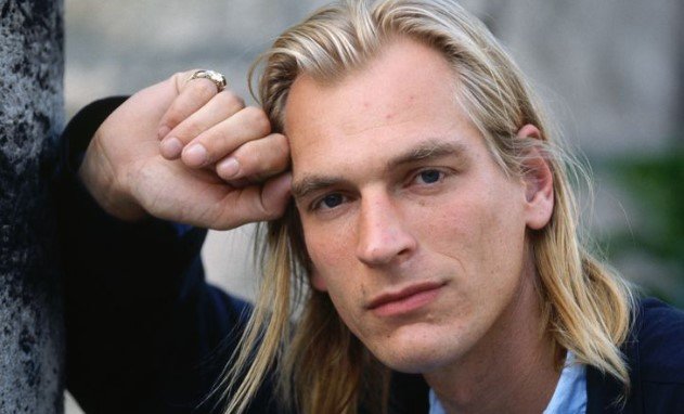 Foto colorida do ator Julian Sands - Metrópoles