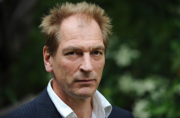 Foto colorida do ator Julian Sands - Metrópoles