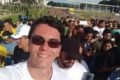 Carlos Victor Carvalho, conhecido como CVC, terceiro alvo preso em operação que investiga terrorismo bolsonarista no DF. Na imagem ele sorri em meio a manifestação golpista na Esplanada - Metrópoles