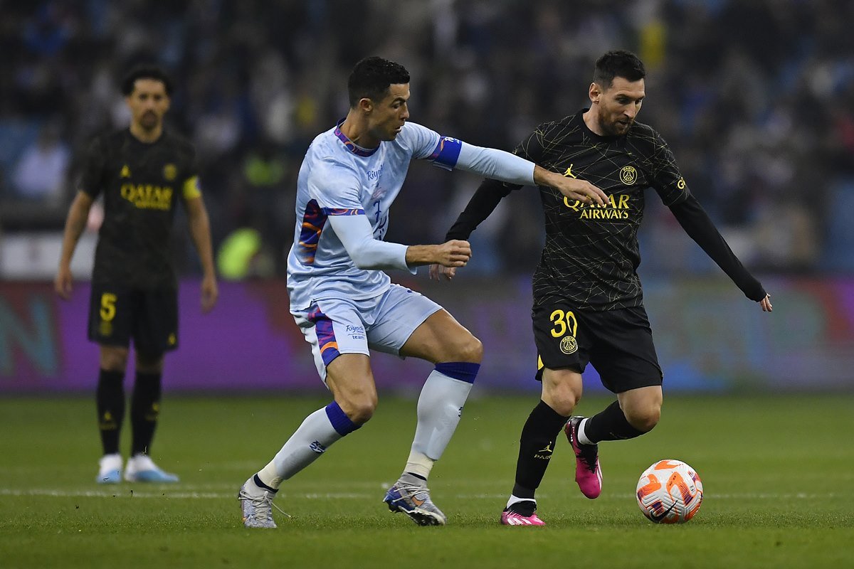 Cristiano Ronaldo e Messi marcam e PSG bate time saudita por 5 x 4 ...