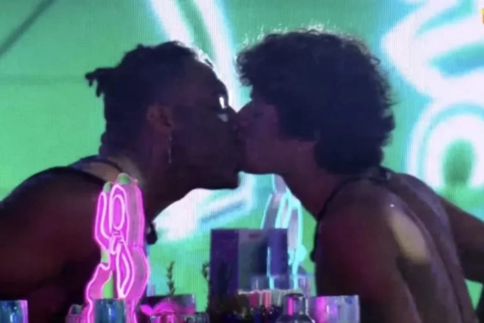 Beijo de Fred Nicácio e Gabriel Santana no BBB23