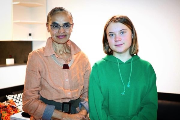 Fotografia colorida de Marina Silva posando ao lado de Greta Thunberg